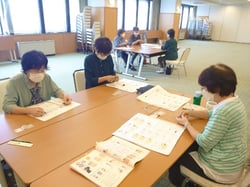 「なかなか難しい」と話しながら制作する受講生