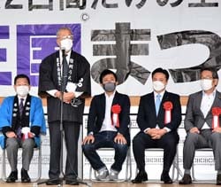 「巨峰の王国まつり」開国式であいさつする眞島組合長
