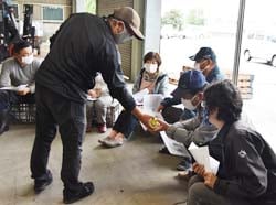 果面の傷など、出荷判断基準を確認（長野市真島、9月22日）