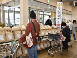新米を品定めする来場者