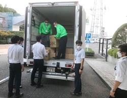 JAしみずへ支援物資を手渡すJA大北役職員ら