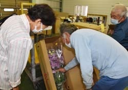 荷姿を確認しながら情報交換