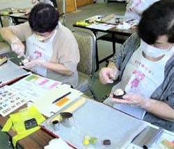 ねりきりの「はさみきく」に挑戦する参加者