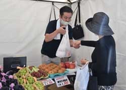 農産物を買い求める来場者