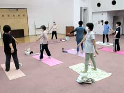 講師からピラティスを教わる参加者（9月27日、長和町長久保）