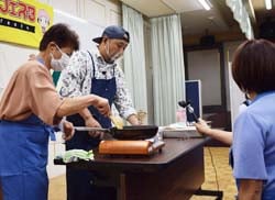 調理実演するきじまさんとアシスタントの生活部会役員