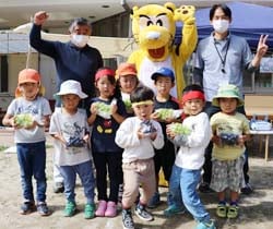 農産物を抱える園児たち