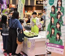 買い物客にブドウの特徴を説明する生産者（10月1日、上田市天神）