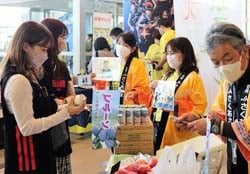 アルバルク東京ブースターにPRする職員