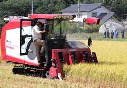 担当者から説明を受けながら試乗する参加者
