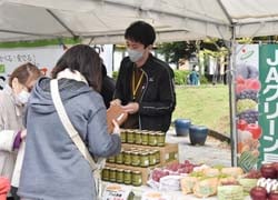 キノコを買い求める来場者