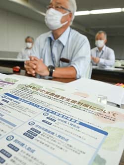 営農技術員会議で支援策について説明する小林営農部次長