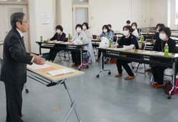 講師の話を真剣に聞く出席者