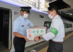 松本駅であずさ号に農産物を運び込むJR社員