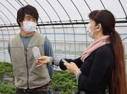独立就農までの思い出を振り返り、笑顔で将来を語る古川さん（左）