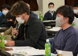 意見交換をすすめる研究部員