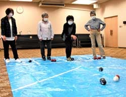 ボッチャに挑戦する参加者
