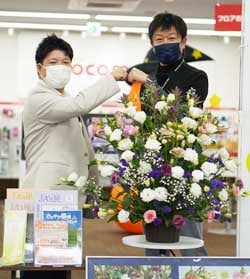 特設コーナーでグータッチする中沢副店長（左）と折井課長（右）