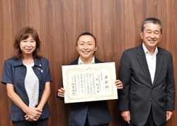受賞を報告した関さん（中央）