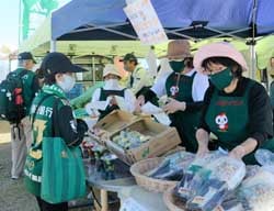 青空の下大盛況をみせた軽トラマルシェ