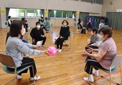 名前を呼びながらボールを投げて脳も体も動かす女性部員