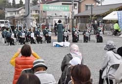 祭り会場で演奏する女性部員