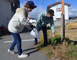 道路わきのごみを拾う鳥原部長と職員