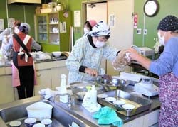協力して生米パン作りに挑戦する参加者