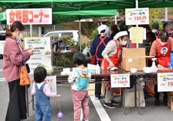 クイズスタンプラリーに挑戦している親子