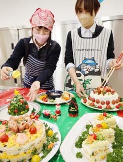 クリスマスメニューを仕上げる職員