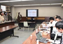 プレゼンテーションをする関西大学学生らと拝聴するJA職員