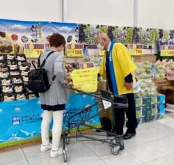 来店者にきのこをPRする望月組合長