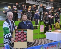 原支社長（右）に「サンふじ」を手渡す三村常務