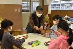 作り方を手取り足取り教える女性部員