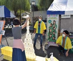 多くの挑戦者で賑わった「エノキ瓶タワーチャレンジ」
