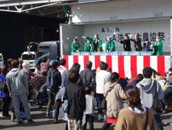紅白餅を撒く理事らと拾う来場者