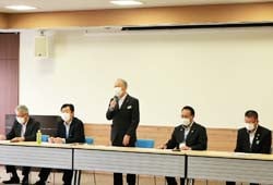 あいさつする浅沼組合長