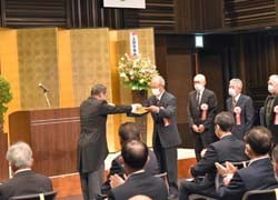 土屋陽一市長（左）から表彰状を受け取る中山さん（右）