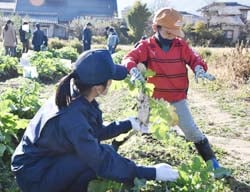 「とれた～！」と喜ぶ児童