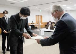 三村会長から認定書を受ける丸山さん