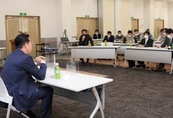 藤木議員（左）と農政について意見交換をする青年部員