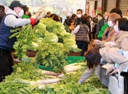 来場者で賑わう野菜販売コーナー