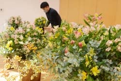 「花でつなぐ」をテーマに飾りつけた