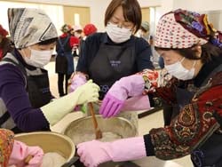 職員に教わりながらこんにゃくづくりを学ぶ大学生