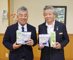 新パッケージをPRする塚越社長（左）と西村組合長（伊那市西春近で）