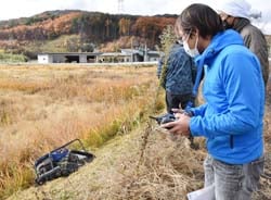 操作を体験する青壮年部員(長野市信更町、11月16日)