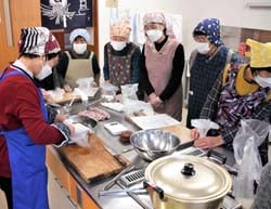 講師からポリ袋クッキングを教わる参加者（10月20日、上田市真田町傍陽）