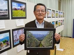 自らの作品を手に微笑む伊藤さん