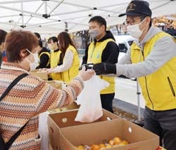 旬の農産物を売り込んだ「下諏訪町農業祭」