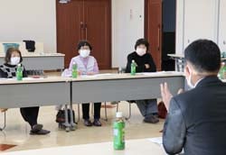 真剣に話を聞く参加者